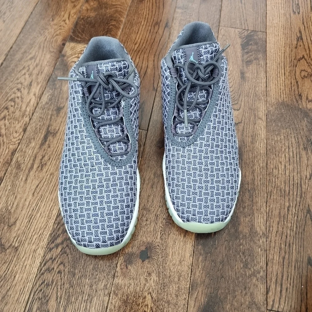 Air Jordan Future Low BG Wolf Gray/ Emerald Rise size 5.5Y/ Euro 38